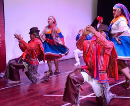 Danza ecuatoriana se exhibe en México