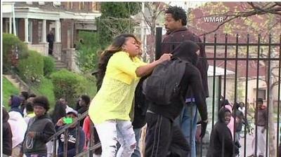 La 'mamá del año' regaña a su hijo por participar en saqueos de Baltimore