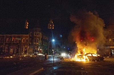 Declaran toque de queda en Baltimore tras jornada de saqueos y caos
