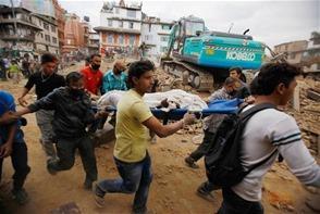 Los muertos superan los 6.800 tras el terremoto en Nepal