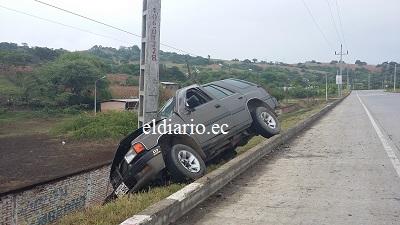 Camioneta choca contra un poste en la vía Tosagua-Chone