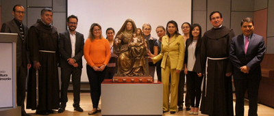 Ecuador entregó a Colombia la escultura del siglo XVI 'Santa Ana Triple'