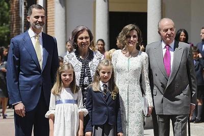La hija de los reyes de España recibe la comunión acompañada de su familia