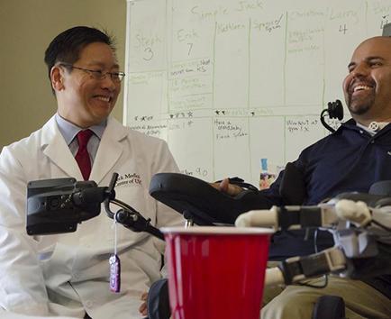 Un tetrapléjico usa  sus pensamientos para mover un brazo robótico