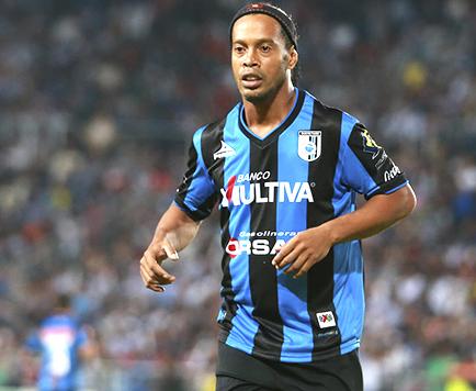 Ronaldinho se fue del estadio en pleno partido