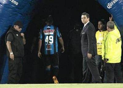 Ronaldinho se disculpa por salir de la cancha en pleno partido
