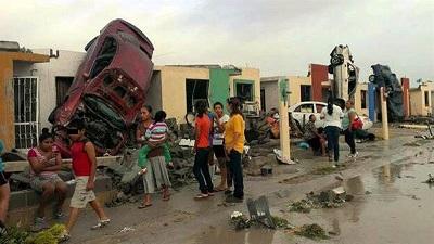 Once personas mueren por el paso de un tornado en México