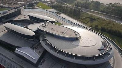 Un fan de 'Star Trek' construye una nave Enterprise para sus oficinas