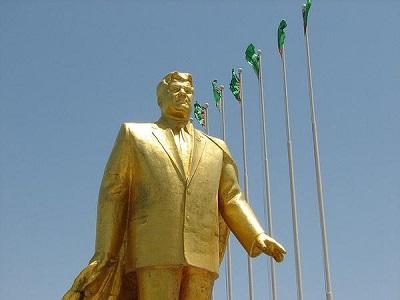 Erigen una gigantesca estatua bañada en oro en honor a presidente asiático
