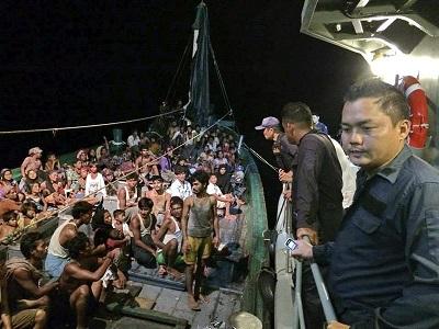 Más de 2.600 inmigrantes están a la deriva en aguas del Sudeste Asiático