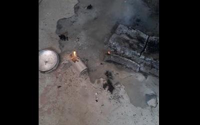 Cocineta se incendia encima de una mesa