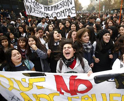 Estudiantes protestan  en rechazo a políticas