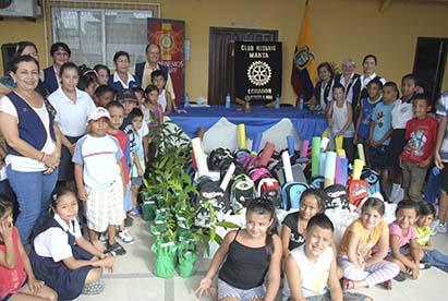 Rotarios donan útiles escolares