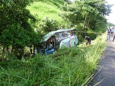 Vuelco de bus que cubría la ruta Machala-Esmeraldas dejó tres heridos