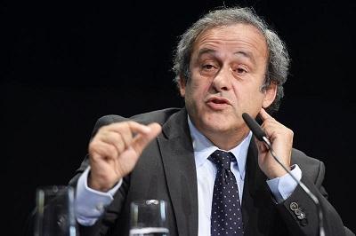La renuncia de Blatter 'es una decisión difícil, valiente y correcta', dice Platini