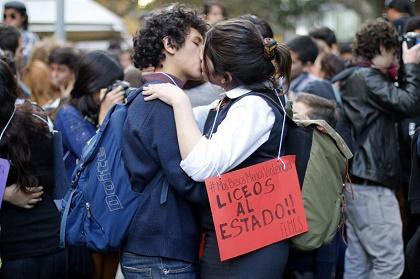 Estudiantes chilenos realizan 'besatón' en contra de la violencia