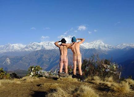 Desnudo de turistas causa polémica