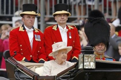 La reina Isabel II celebra su 89 cumpleaños con un desfile militar