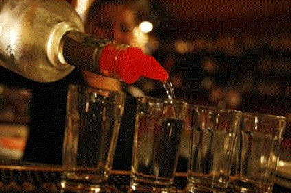Los muertos por beber alcohol adulterado en la India alcanzan el centenar
