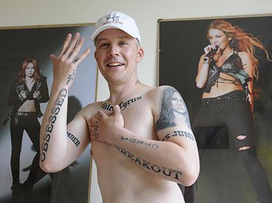 Despechado fan quiere sacarse los tatuajes de Miley Cyrus