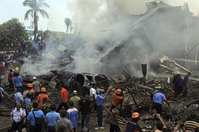 Al menos 49 muertos y 3 heridos al estrellarse un avión militar en Indonesia