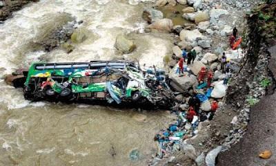 Catorce personas mueren al caer autobús por una pendiente en Perú