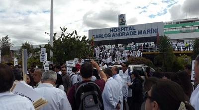 Médicos y obreros protestan en las calles de Quito