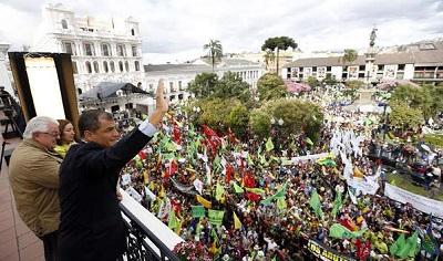 Correa saludó a sus simpatizantes: 'Defendamos la revolución'