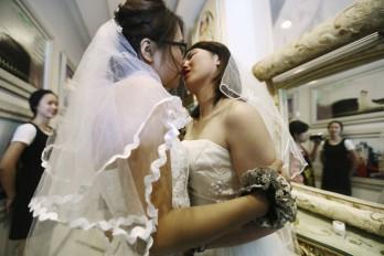 Dos lesbianas se dan el 'sí, quiero' en Pekín para reivindicar matrimonio gay