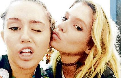 Miley y Stella se besan con pasión