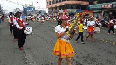 20 colegios desfilaron por los 48 años de cantonización de Santo Domingo