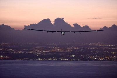 El avión Solar Impulse II bate dos récords mundiales al aterrizar en Hawai
