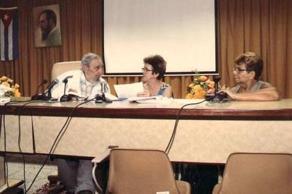 Fidel Castro reaparece en público en una reunión de maestros queseros