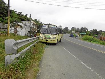 Bus y camioneta chocan en una curva del sitio  La Esperanza de Paján