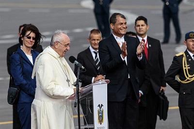 El papa insta a fomentar el diálogo y la participación a su llegada a Ecuador