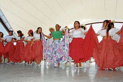 Estudiantes festejan con danza folclórica y exposiciones
