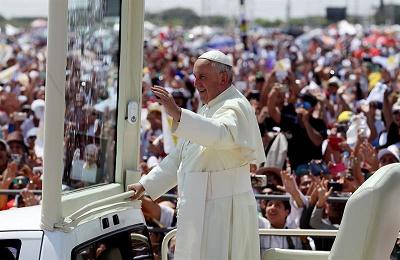 Cientos de miles de personas recibieron al papa Francisco en Guayaquil
