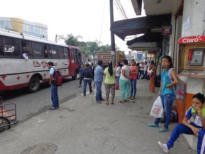 Ciudadanos no usan la parada de buses de la avenida Esmeraldas