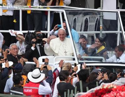 Francisco bendice a mujer de 100 años en inesperada parada del papamóvil