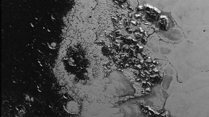Divulgan nuevas imágenes de Plutón, cubierto de niebla y hielo