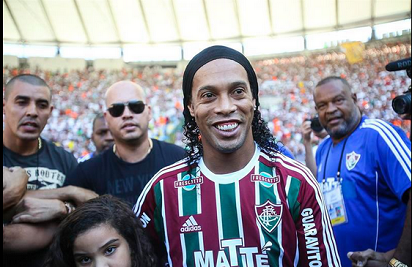 Ronaldinho es ovacionado en su primer entrenamiento en el Fluminense