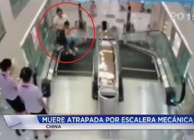 Mujer muere al ser 'tragada' por escalera mecánica pero salva a su hijo (VIDEO)