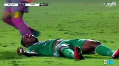 Futbolista podría quedar cuadripléjico tras caída en el campo de juego (VIDEO)
