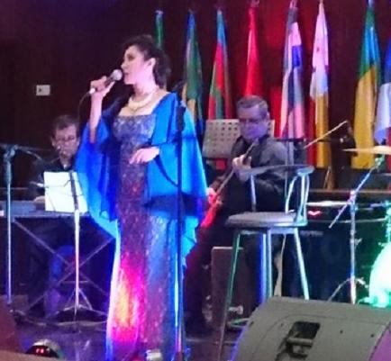 Elizabeth Mera lanza su disco como solista