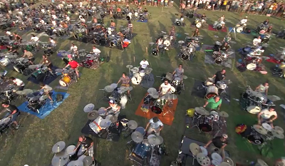 Mil músicos se reúnen y piden que Foo Fighters toque en su pueblo (VIDEO)