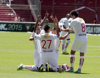 Liga de Quito vence por 2-1 a Emelec en Casa Blanca