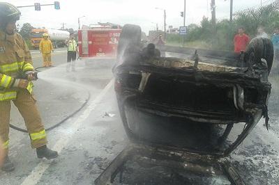 Auto chocó contra un taxi y luego ardió en llamas