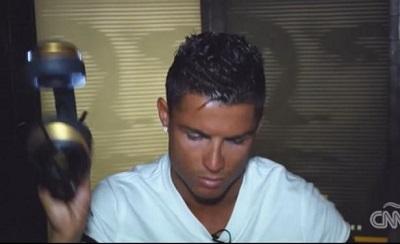 Cristiano se enoja al ser consultado sobre la FIFA y abandona entrevista (VIDEO)