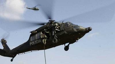Mueren 16 policías colombianos al caer helicóptero en operación contra banda
