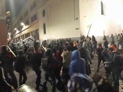Manifestantes y policías se enfrentan en los alrededores del Palacio Carondelet